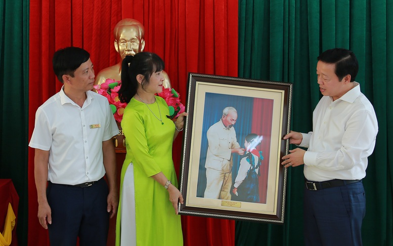 Phó Thủ tướng Trần Hồng Hà chung vui với thầy trò tỉnh Hà Tĩnh nhân Ngày Nhà giáo Việt Nam- Ảnh 2.