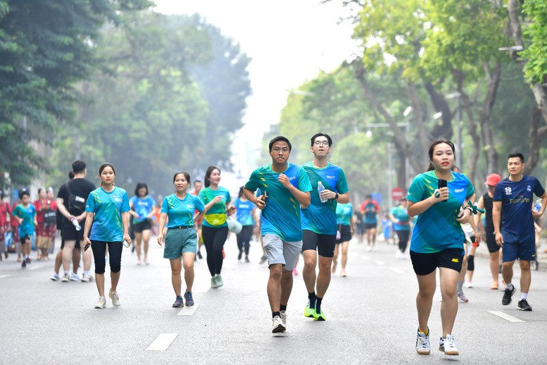 Gần 35.000 người hưởng ứng Giải chạy "BIDVRUN - Tết ấm cho người nghèo"- Ảnh 2.