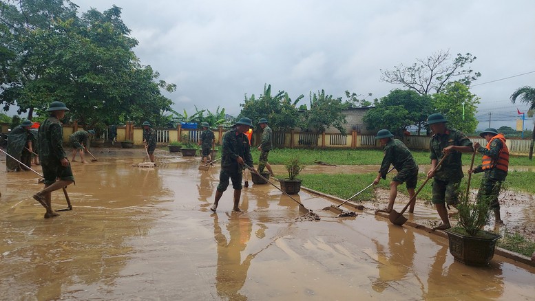 Quảng Trị: Huy động lực lượng tìm kiếm người mất tích, khắc phục hậu quả mưa lũ- Ảnh 1.