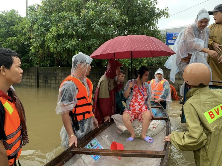 Công an Thừa Thiên Huế vượt lũ ứng cứu người dân- Ảnh 2.