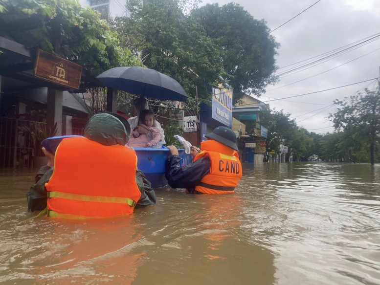 Công an Thừa Thiên Huế vượt lũ ứng cứu người dân- Ảnh 1.