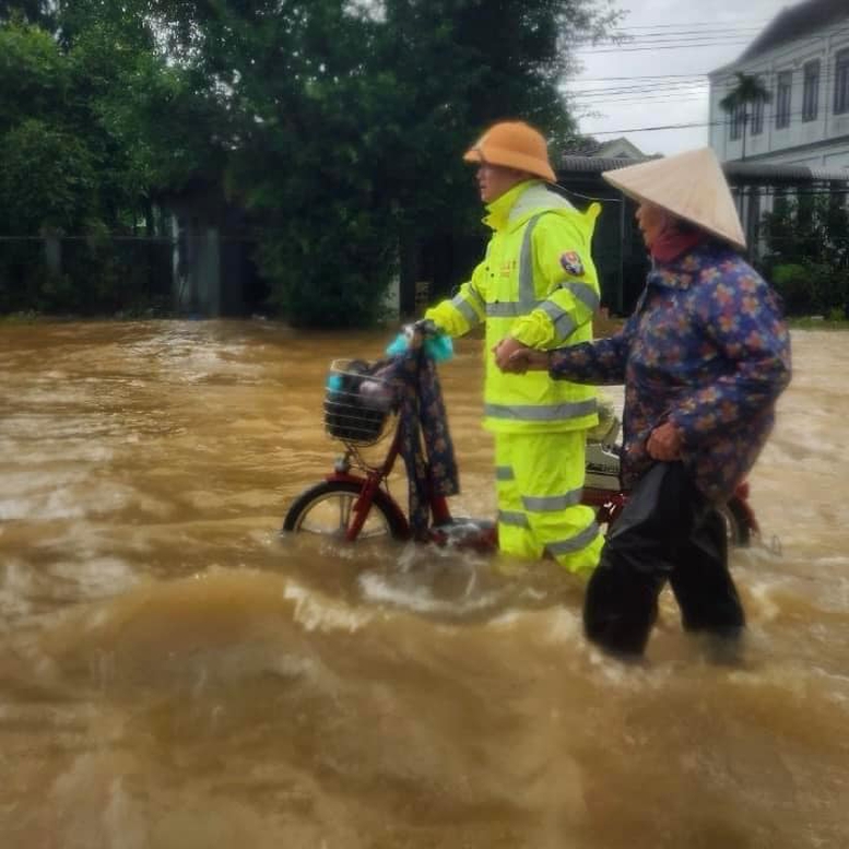 Công an Thừa Thiên Huế vượt lũ ứng cứu người dân- Ảnh 6.