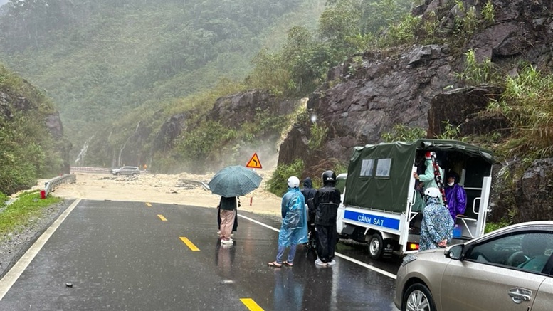 Sạt lở nghiêm trọng trên đèo Khánh Lê nối Nha Trang đi Đà Lạt, khuyến cáo người dân hạn chế đi lại- Ảnh 1.