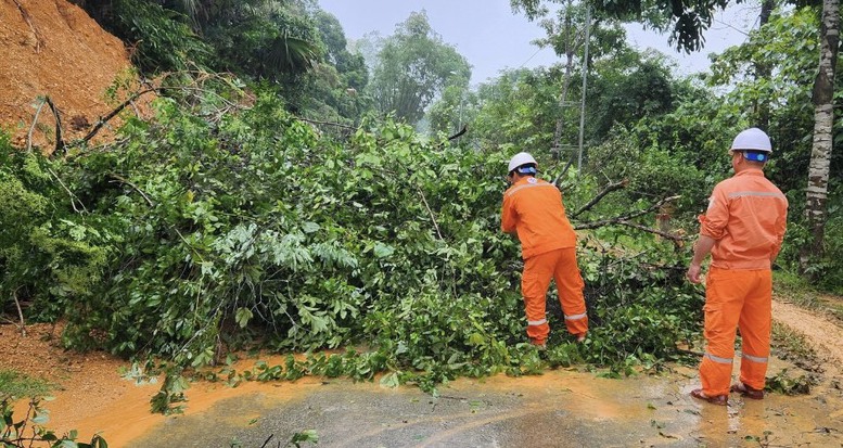 Hà Tĩnh cơ bản khôi phục cấp điện trở lại cho khách hàng bị ảnh hưởng bởi mưa lũ - Ảnh 1.