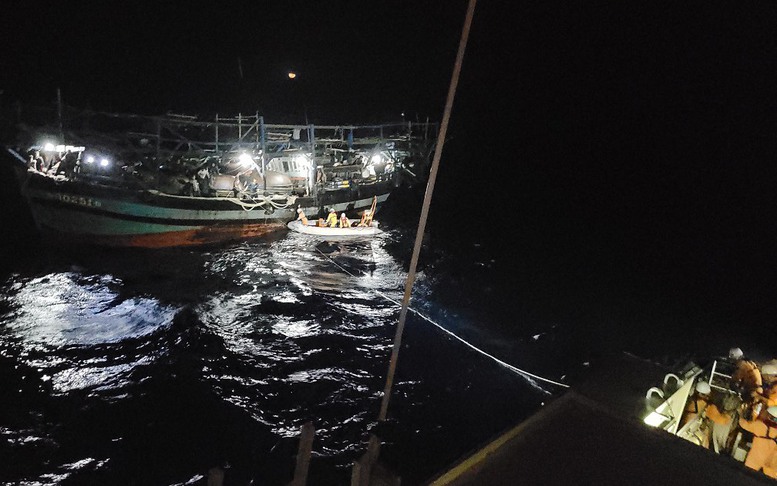 Cứu nạn tàu cá 39 ngư dân trôi dạt giữa biển Đông