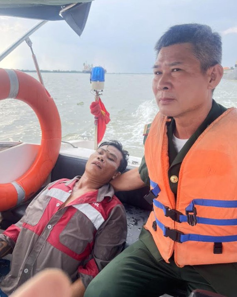 Bộ đội Biên phòng TPHCM cứu một người gặp nạn trên biển- Ảnh 1.