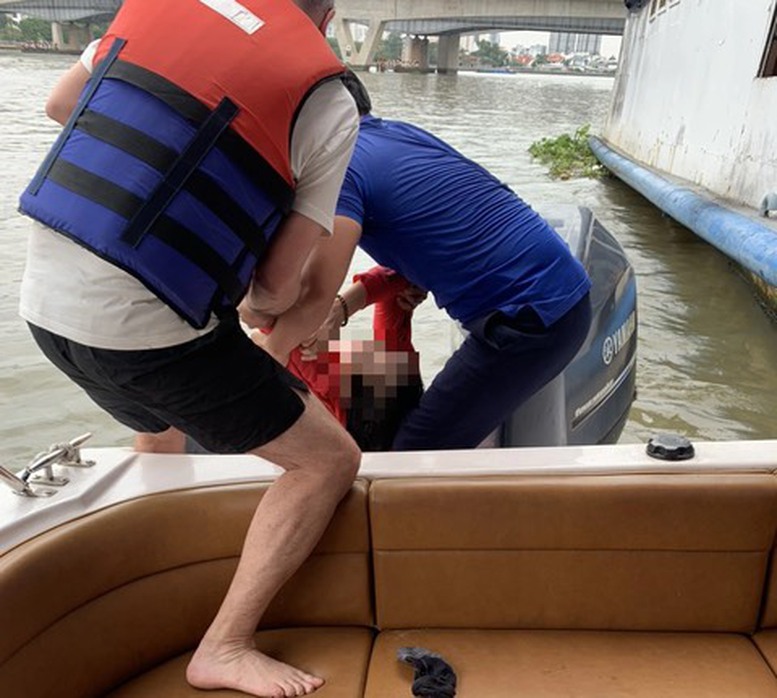 Thuyền trưởng cùng 5 hành khách nước ngoài cứu sống một phụ nữ nhảy cầu Sài Gòn- Ảnh 1.