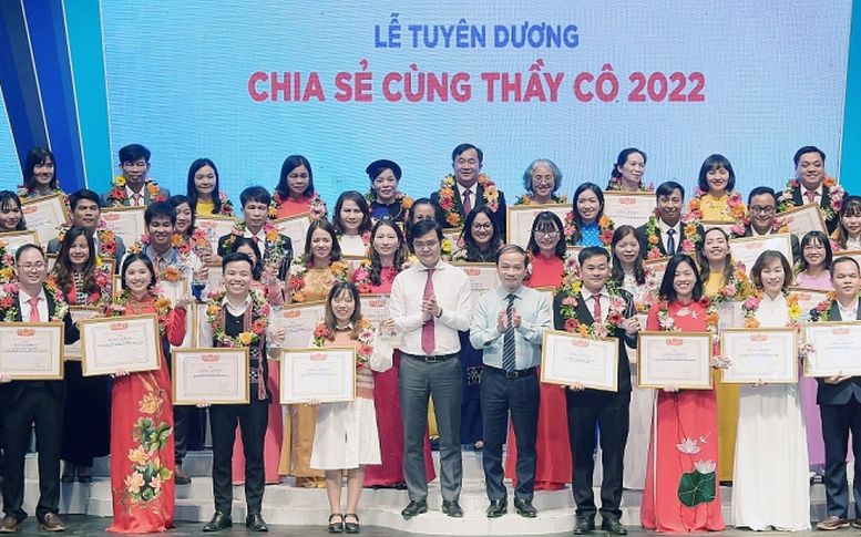 Vinh danh 58 giáo viên tiêu biểu trong chương trình 'Chia sẻ cùng thầy cô' năm 2023