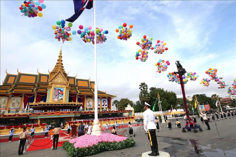 Lãnh đạo Việt Nam chúc mừng kỷ niệm 70 năm Ngày Độc lập Vương quốc Campuchia- Ảnh 1.