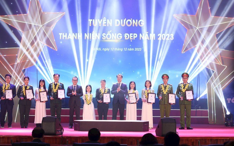 Tôn vinh 20 gương 'Thanh niên sống đẹp' tiêu biểu
