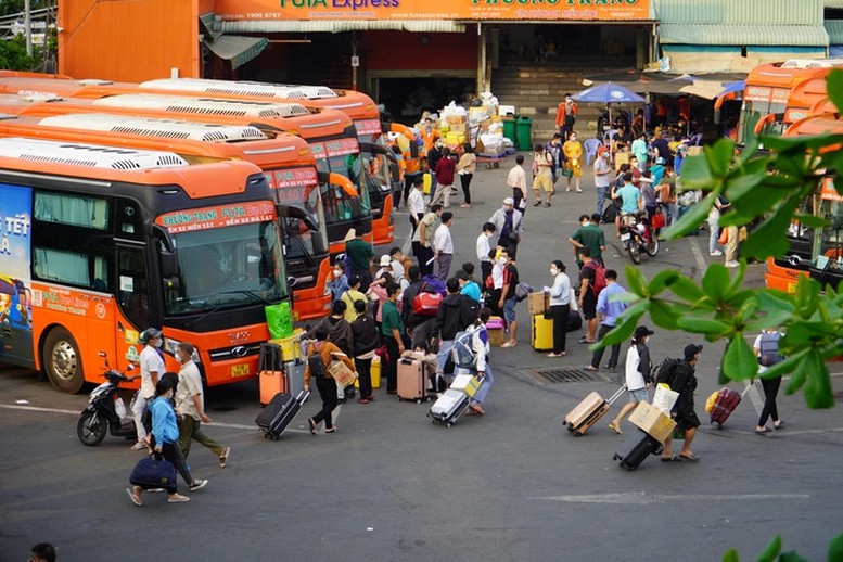 Vé máy bay đắt đỏ, tàu hỏa 'hút khách' dịp Tết Nguyên đán- Ảnh 1.