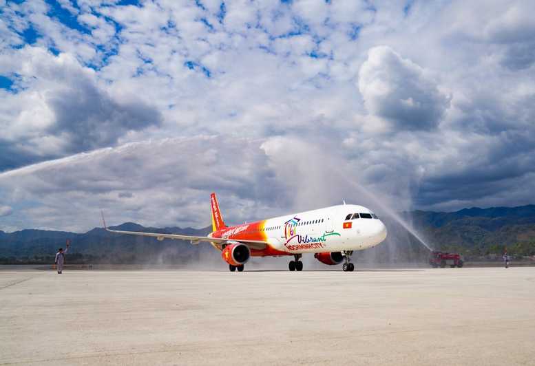 Tàu bay Vietjet mang biểu tượng du lịch TPHCM đáp xuống Điện Biên- Ảnh 1.