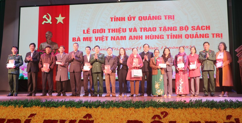 Ra mắt bộ sách viết về 'Bà mẹ Việt Nam anh hùng tỉnh Quảng Trị'- Ảnh 1.