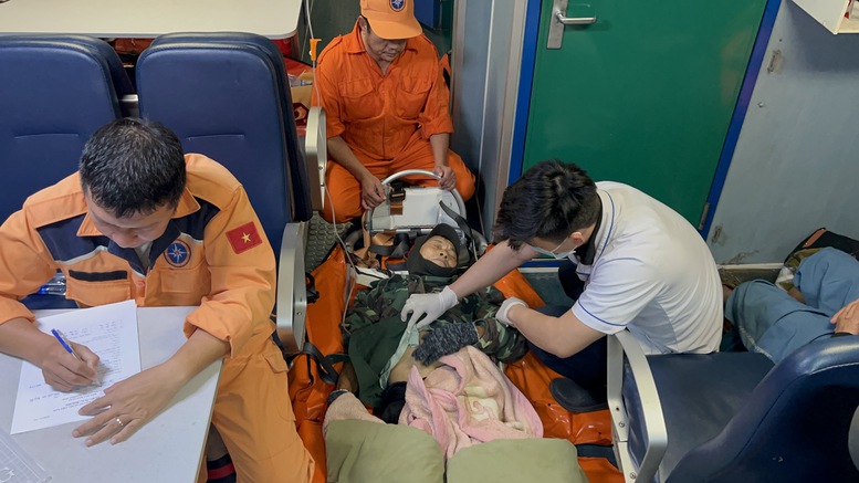 Vượt sóng to ứng cứu khẩn cấp 2 bệnh nhân trên đảo bị cô lập- Ảnh 2.