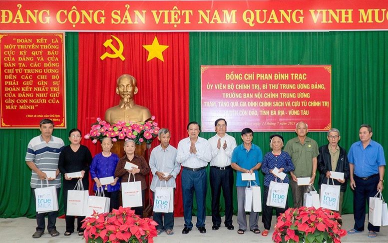 Đồng chí Phan Đình Trạc thăm, tặng quà các gia đình chính sách huyện Côn Đảo