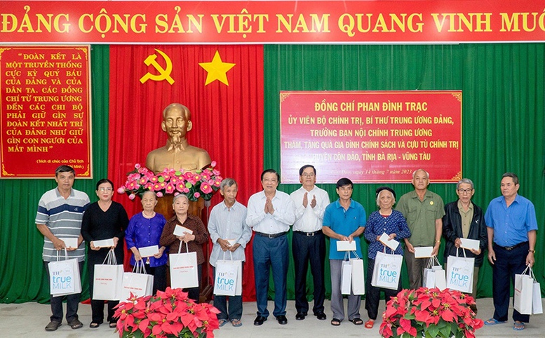 Đồng chí Phan Đình Trạc thăm, tặng quà các gia đình chính sách huyện Côn Đảo- Ảnh 1.