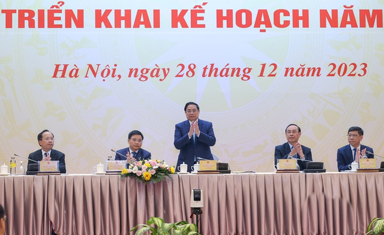 Thủ tướng dự Hội nghị tổng kết công tác năm 2023 và triển khai kế hoạch năm 2024 của Bộ Giao thông vận tải- Ảnh 1.