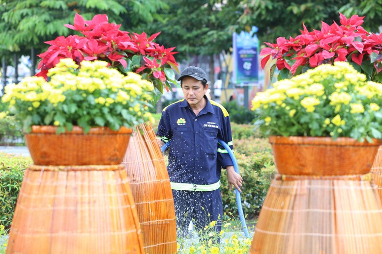 TPHCM: Biển người đổ về trung tâm xem pháo hoa chào đón năm mới- Ảnh 15.