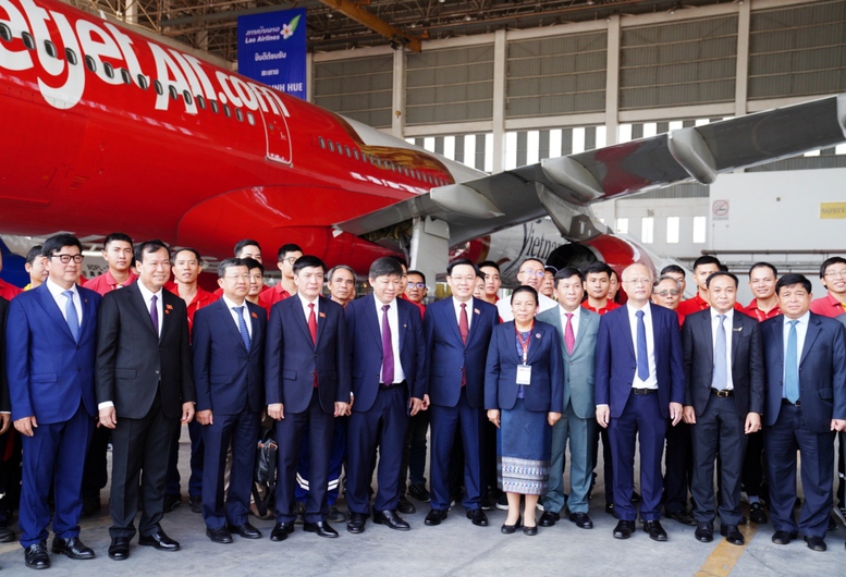 Chủ tịch Quốc hội thăm Trung tâm Kỹ thuật tàu bay hợp tác Vietjet và Lao Airlines 
- Ảnh 1.