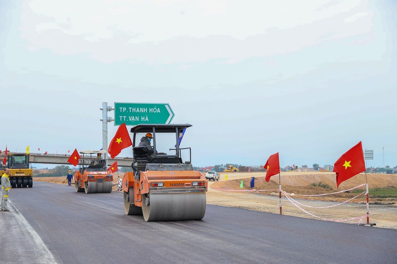 Gần 100.000 tỷ đồng vốn đầu tư công năm 2023 dành cho các dự án giao thông - Ảnh 1.