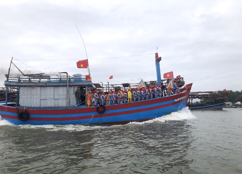 Ngư dân Quảng Ngãi đồng loạt vươn khơi khai thác hải sản đầu năm - Ảnh 3.