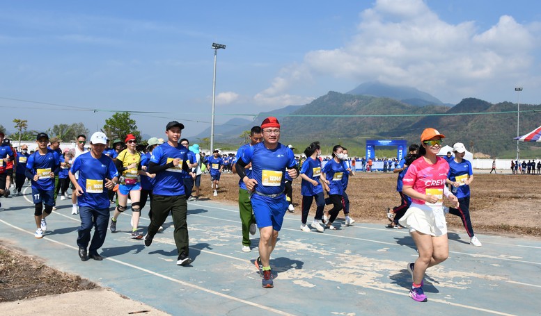 Hàng nghìn VĐV chạy Marathon tuyên truyền về an toàn giao thông - Ảnh 1.