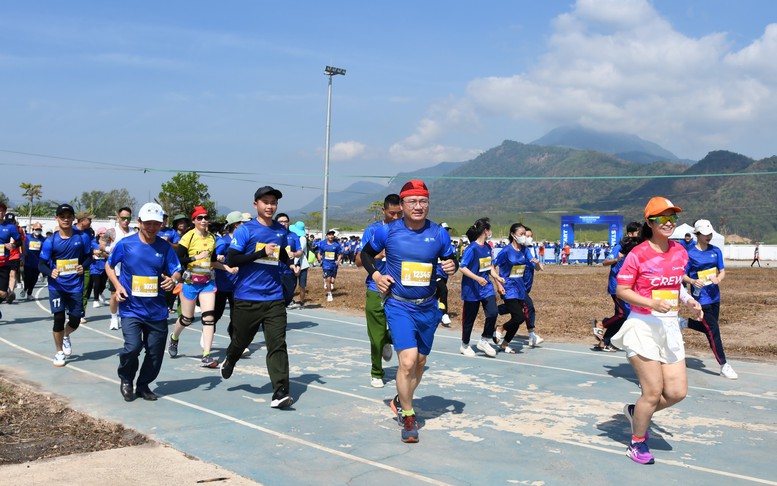 Hàng nghìn VĐV chạy Marathon tuyên truyền về an toàn giao thông