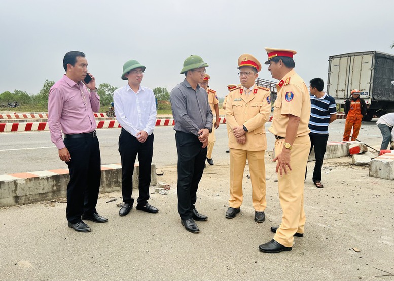 Vụ TNGT đặc biệt nghiêm trọng ở Quảng Nam: Xe chở quá số người, chạy quá tốc độ - Ảnh 1.