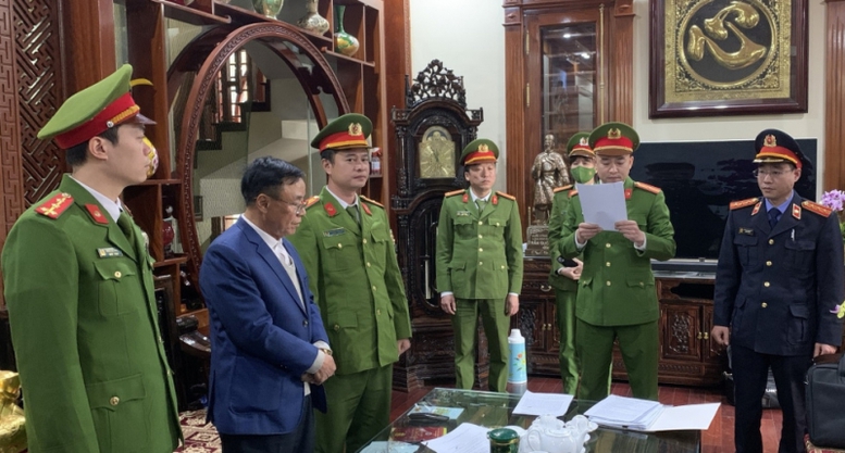 Bắt tạm giam nguyên Phó Chủ tịch UBND tỉnh và nguyên Giám đốc Sở TNMT tỉnh Hà Nam - Ảnh 1.