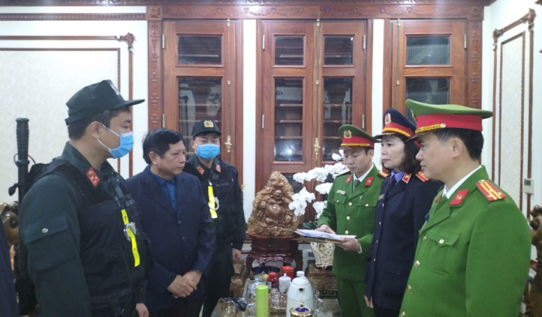 Bắt tạm giam nguyên Phó Chủ tịch UBND tỉnh và nguyên Giám đốc Sở TNMT tỉnh Hà Nam - Ảnh 2.