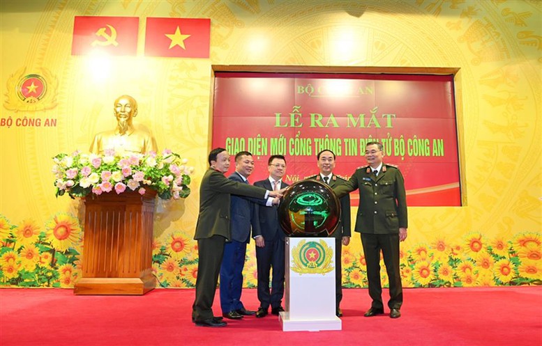 Ra mắt giao diện mới Cổng TTĐT Bộ Công an: Đẩy mạnh chuyển đổi để theo kịp dòng chảy của cuộc sống - Ảnh 1.