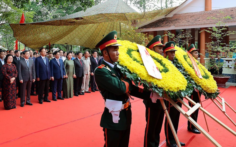 Thủ tướng Phạm Minh Chính dâng hương tưởng niệm đồng chí Huỳnh Tấn Phát