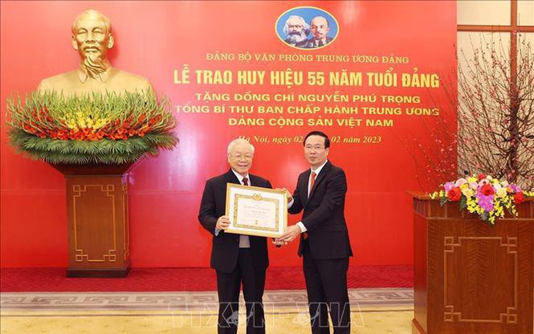 Trao Huy hiệu 55 năm tuổi Đảng tặng Tổng Bí thư Nguyễn Phú Trọng