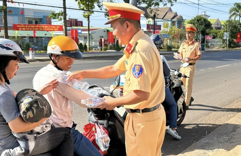 Thủ tướng gửi thư khen lực lượng Cảnh sát giao thông - Ảnh 1.