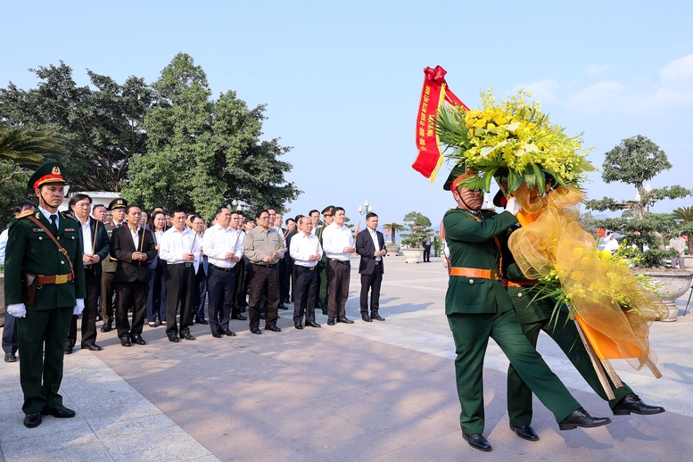 Thủ tướng dâng hương tượng đài Bác Hồ và kiểm tra công trình mở rộng thủy điện Hòa Bình - Ảnh 1.