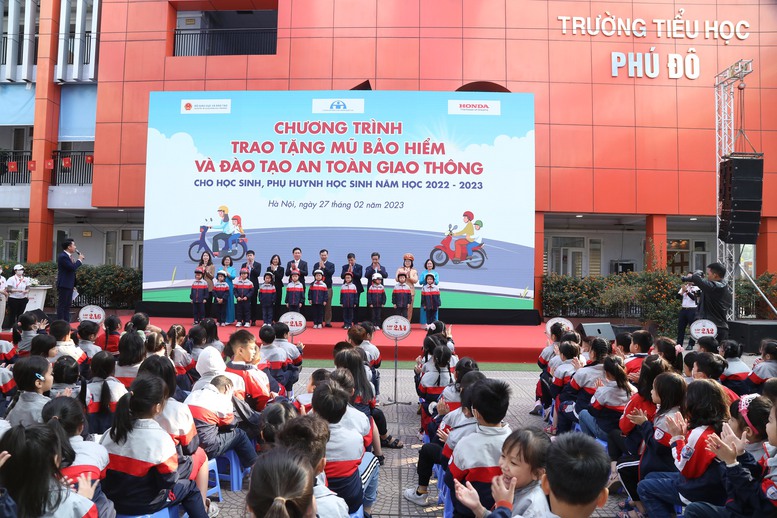 Trao gần 620.000 mũ bảo hiểm cho các em học sinh - Ảnh 2.