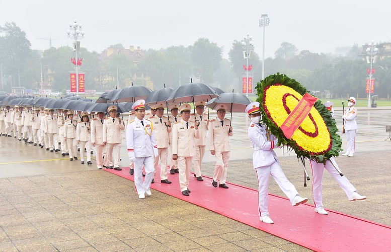 Lãnh đạo Đảng, Nhà nước vào Lăng viếng Chủ tịch Hồ Chí Minh, tưởng niệm các Anh hùng liệt sĩ - Ảnh 4.