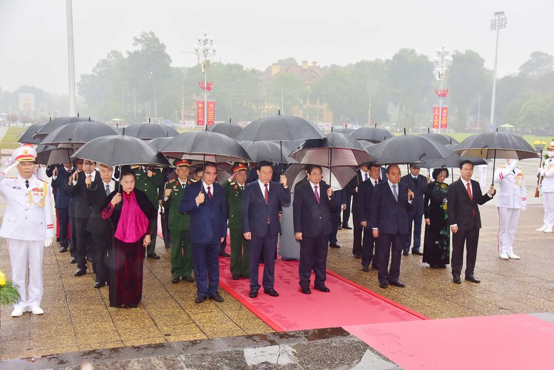 Lãnh đạo Đảng, Nhà nước vào Lăng viếng Chủ tịch Hồ Chí Minh, tưởng niệm các Anh hùng liệt sĩ - Ảnh 1.