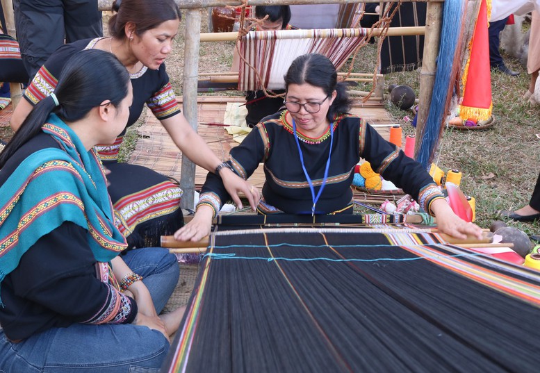 Kon Tum: Liên hoan sắc màu thổ cẩm tại làng du lịch cộng đồng Kon Jơ Dri - Ảnh 3.