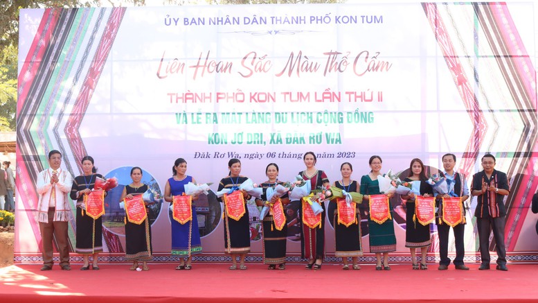 Kon Tum: Liên hoan sắc màu thổ cẩm tại làng du lịch cộng đồng Kon Jơ Dri - Ảnh 1.