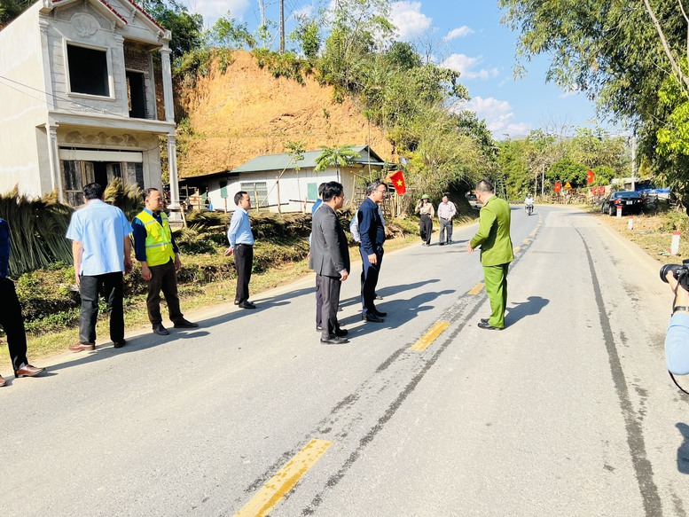 Làm rõ nguyên nhân vụ TNGT 4 người thiệt mạng tại Điện Biên - Ảnh 1.
