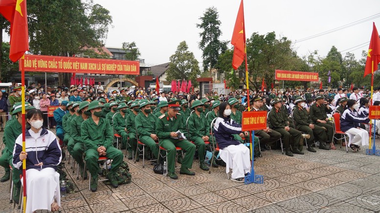 Thanh niên Bắc Trung Bộ nô nức lên đường tòng quân - Ảnh 2.