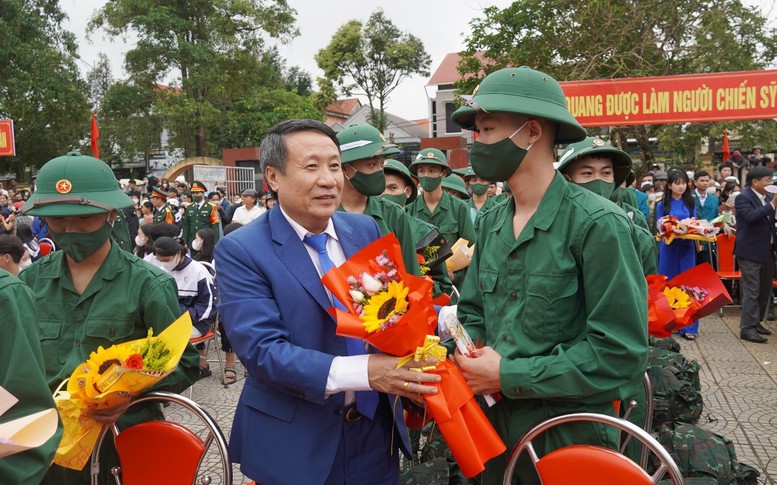 Thanh niên Bắc Trung Bộ nô nức lên đường nhập ngũ