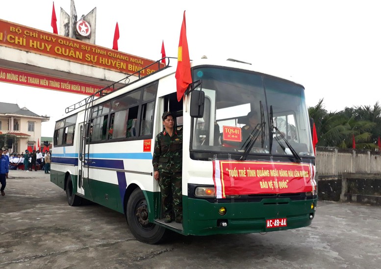 Miền Trung: Hàng ngàn thanh niên nô nức lên đường nhập ngũ - Ảnh 4.