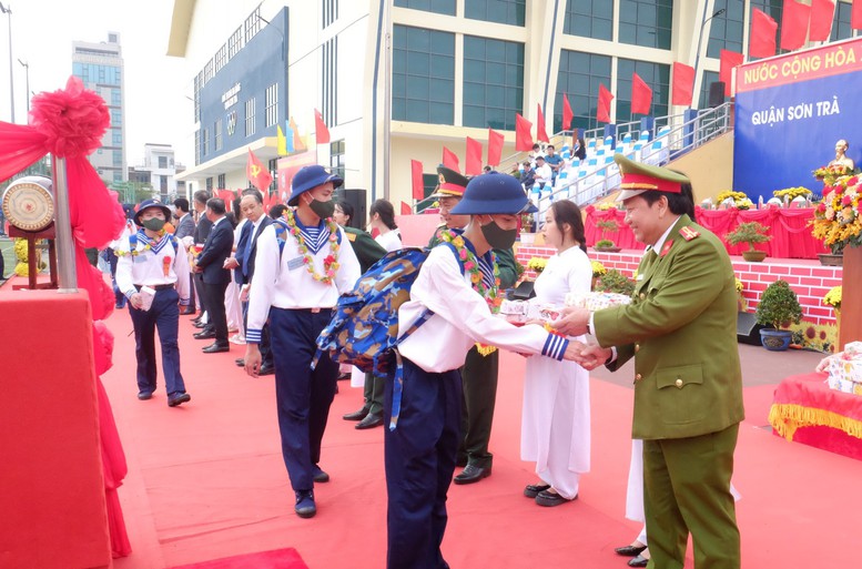 Miền Trung: Hàng ngàn thanh niên nô nức lên đường nhập ngũ - Ảnh 2.