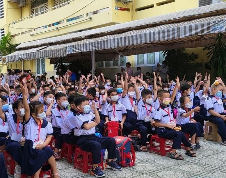 Thủ tướng yêu cầu rà soát, đầu tư xây dựng trường học, cơ sở y tế tại các khu đô thị, khu dân cư, khu công nghiệp - Ảnh 1.