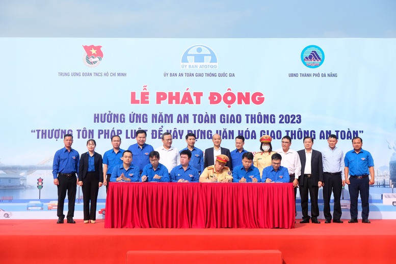 Thượng tôn pháp luật để xây dựng văn hóa giao thông an toàn - Ảnh 2.