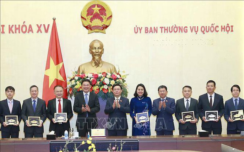 Chủ tịch Quốc hội Vương Đình Huệ tiếp trưởng các cơ quan đại diện ngoại giao Việt Nam ở nước ngoài