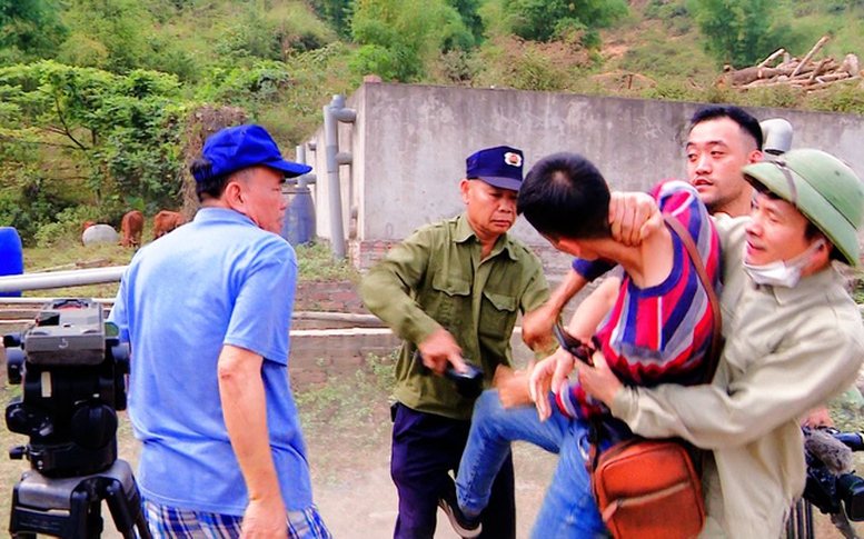 Đề nghị UBND tỉnh, Công an tỉnh Hòa Bình vào cuộc vụ hành hung nhà báo - Ảnh 3.