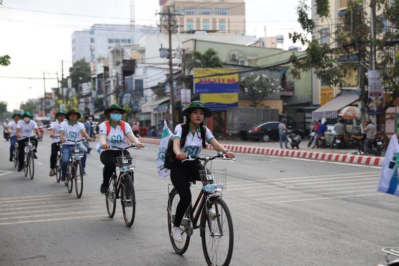 Ngành điện miền Nam hưởng ứng Giờ trái đất thiết thực, hiệu quả - Ảnh 2.